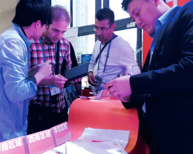 广州琶洲国际会展中心B区304AM永利工作人员与前来参观朋友交谈