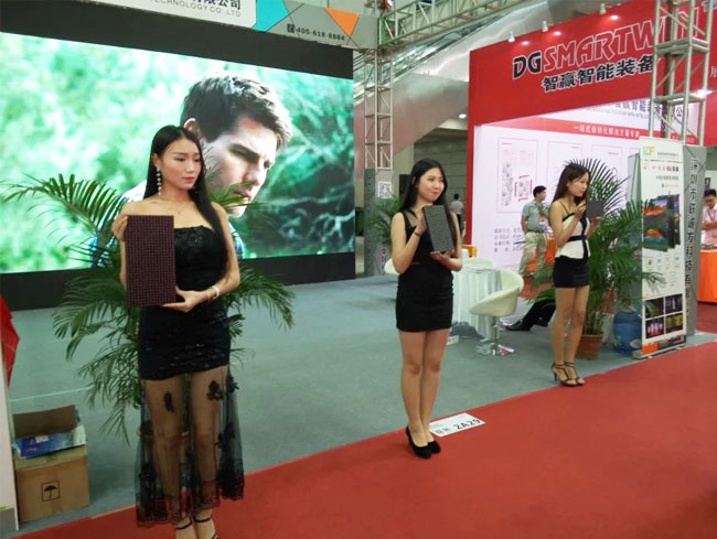 深圳光博会304AM永利展位区美女模特LED模组产品展示