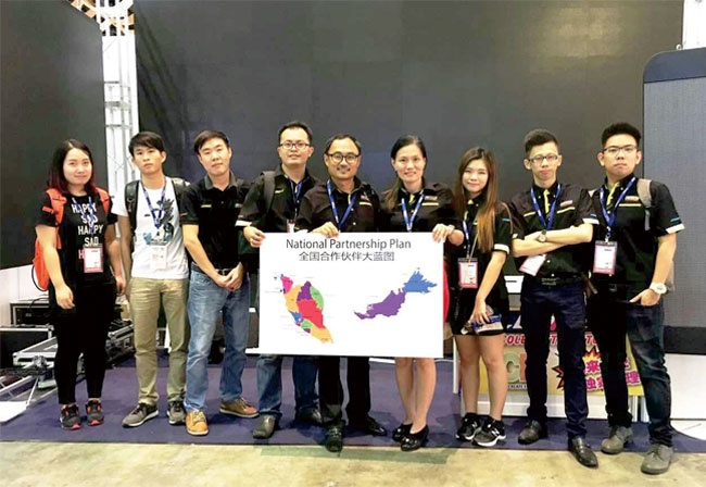 第27届马来西亚国际广告及LED展304AM永利工作人员合影