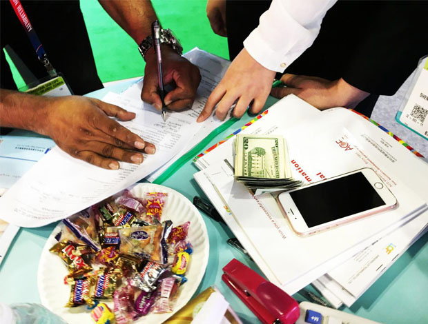 美国ISA广告标识展览会上304AM永利董事长黄青锋、外贸黄勇强、蒋园春、何巧玲与客户合影