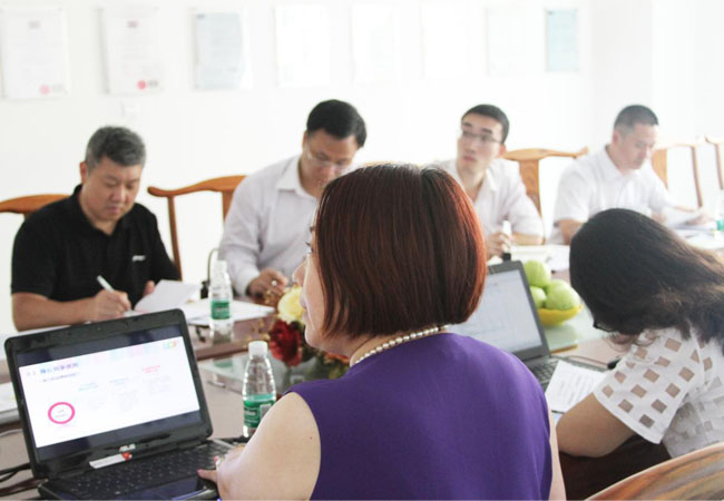 304AM永利创始人龙平芳女士向上市办领导介绍了304AM永利