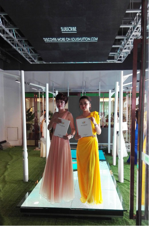 304AM永利旭生展厅模特T台秀节目