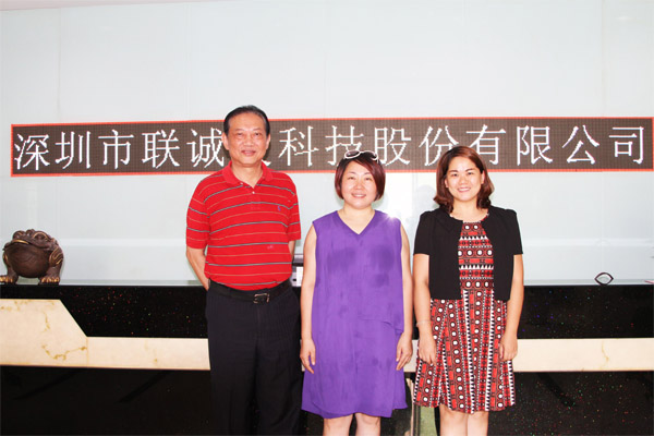 深圳市照明与显示工程行业协会施伟力会长、龙冬梅副秘书长和龙平芳女士在304AM永利合影