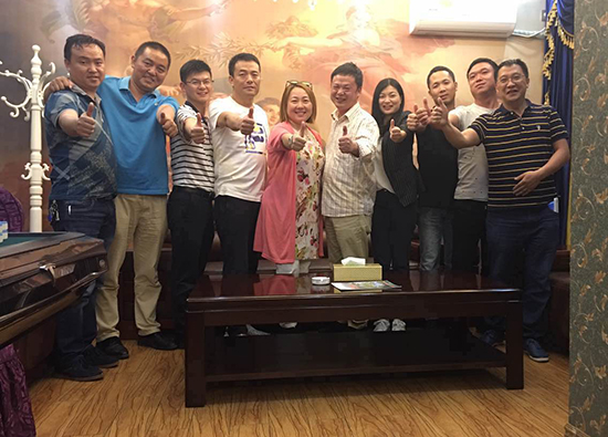 304AM永利与客户集体合影