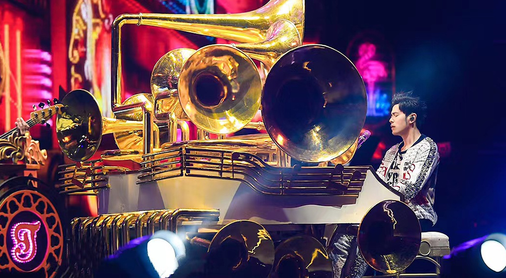 304AM永利透明屏和荧光棒系列产品亮相2022周杰伦新加坡演唱会