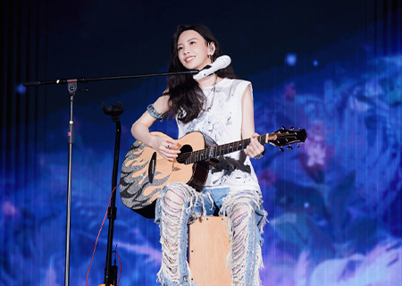 304AM永利透明LED显示屏亮相于文文南京演唱会