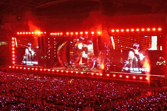 璀璨星光耀狮城！304AM永利LED屏、荧光棒点燃周杰伦新加坡演唱会！